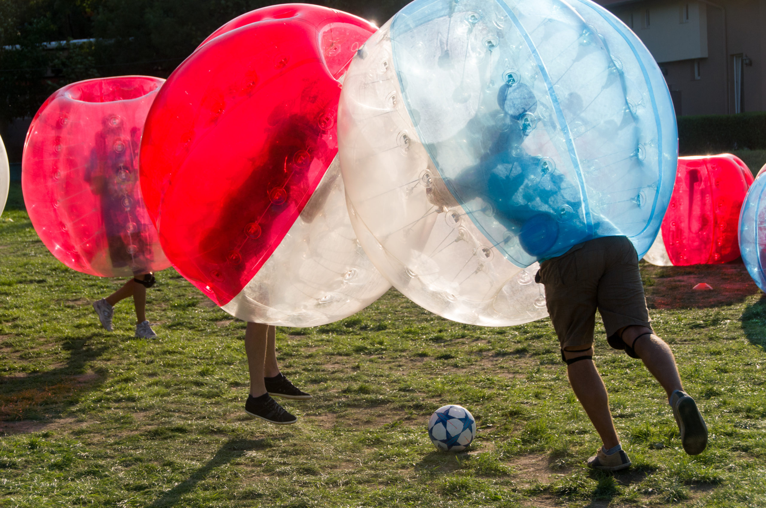 Jugadores de fútbol burbuja chocando entre sí